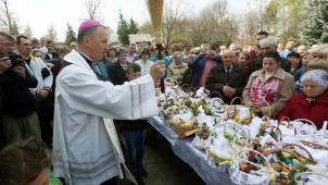 Jasienica: Biskup poświęcił pokarmy przed zamkniętym kościołem