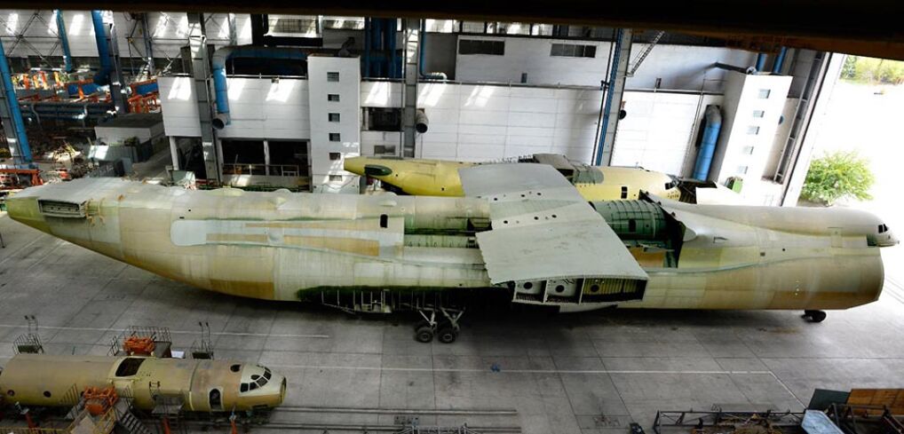 Tak wygląda nieukończony egzemplarz An-225. Przez niemal dwie dekady stał głównie na dworze