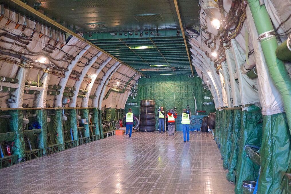 Ładownia An-225 jest bardzo przestronna. Jej objętość to 1300 m3. Tyle wody wystarczyłoby statystycznemu obywatelowi Polski na 43 lata 