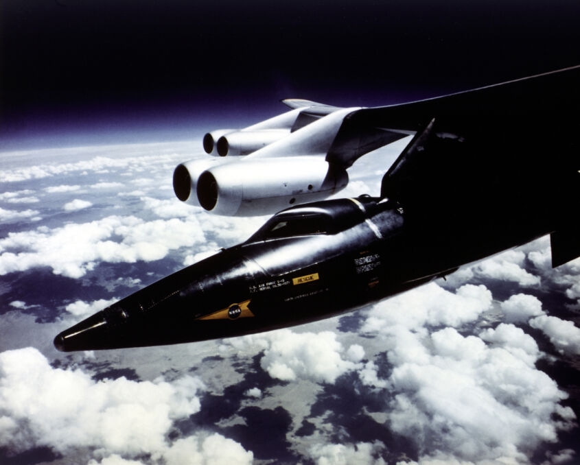 X-15 podwieszony pod &quot;statek-matkę&quot; B-52 na chwilę przed zrzuceniem i rozpoczęciem swobodnego lotu. Start następował na wysokości kilkunastu kilometrów, znacznie wyżej niż latają samoloty pasażerskie