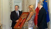 Prezydent Komorowski dostał prezent od tenisistów