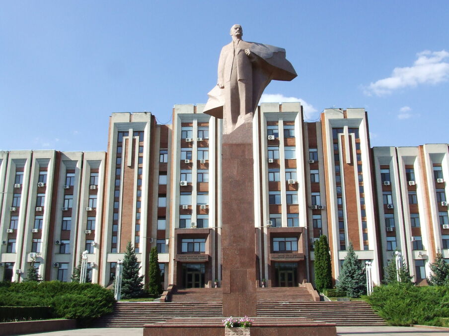 Pomnik Lenina przed siedzibą rządu i Rady Najwyższej separatystycznej republiki 
