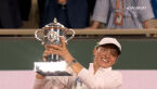 Świątek odebrała trofeum za zwycięstwo w Roland Garros 2022