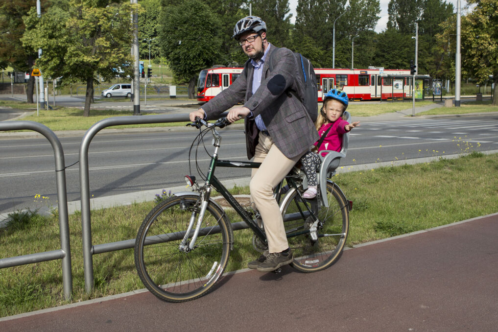 Prezydent Gdańska Paweł Adamowicz jedzie rowerem do pracy, po drodze odwożąc córkę Teresę do przedszkola