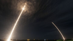 Ślady świetlne startującej (L) i lądującej (P) rakiety Falcon 9 na jednym zdjęciu. Między oboma wydarzeniami minęło około 9 minut