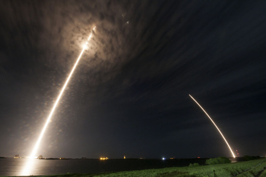 Ślady świetlne startującej (L) i lądującej (P) rakiety Falcon 9 na jednym zdjęciu. Między oboma wydarzeniami minęło około 9 minut