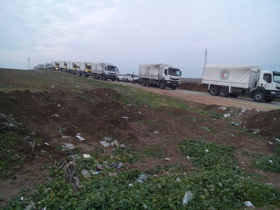 Ciężarówki z pomocą humanitarną na rogatkach miasta