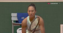 Zheng przełamała Świątek w 5. gemie 1. seta meczu 4. rundy Rolanda Garrosa