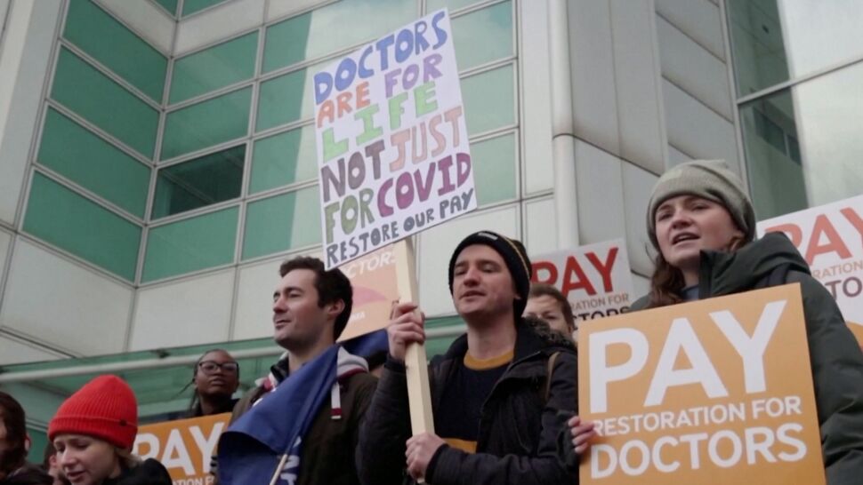 Trzydniowy strajk młodych lekarzy w Wielkiej Brytanii. Domagają się podwyżek i lepszych warunków pracy