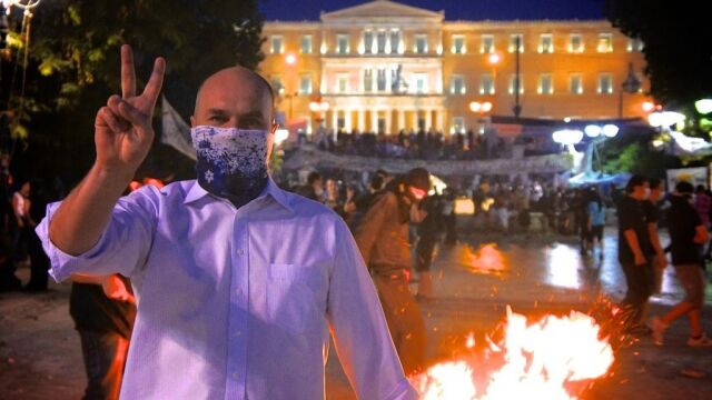 Cezary Grochot podczas protestów w Atenach