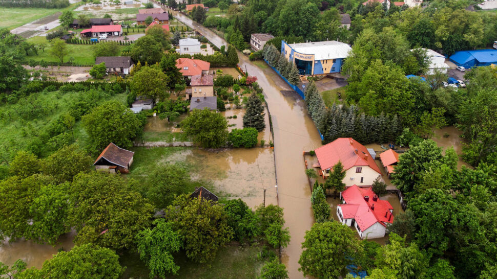 Powodzie i podtopienia na południu Polski. Woda jeszcze wzbierze, bo wciąż pada