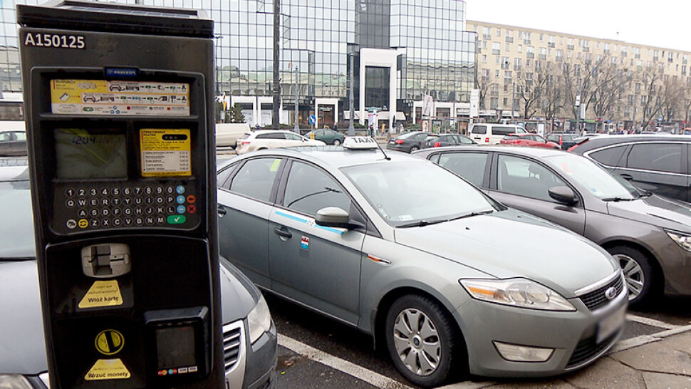 Rząd chce podnieść opłaty parkingowe w centrach miast. Kierowcy są oburzeni
