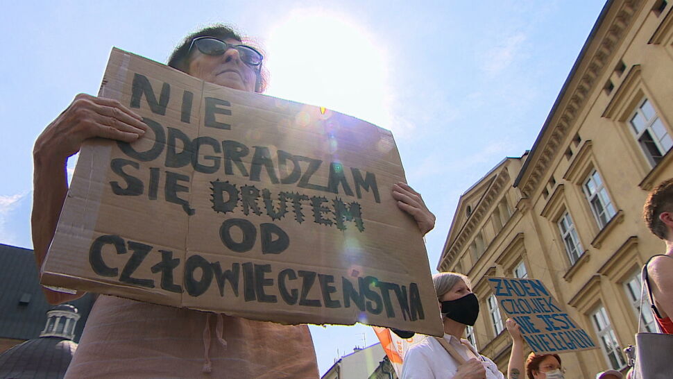 Polski rząd nie zmienia stanowiska w sprawie koczujących migrantów. Jest apel episkopatu