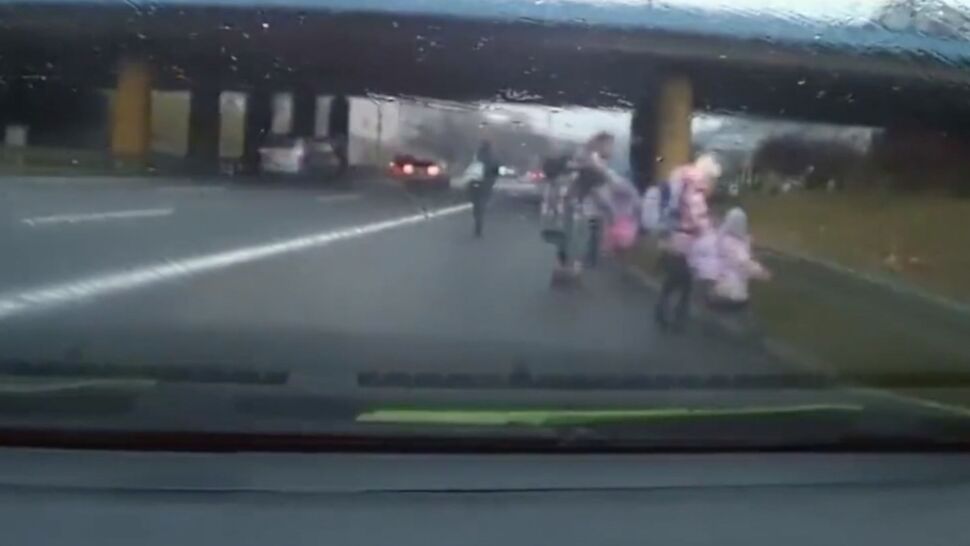 Prowadziły grupę dzieci pasem ruchliwej drogi, do sieci trafiło nagranie. Opiekunki złożyły wyjaśnienia policji