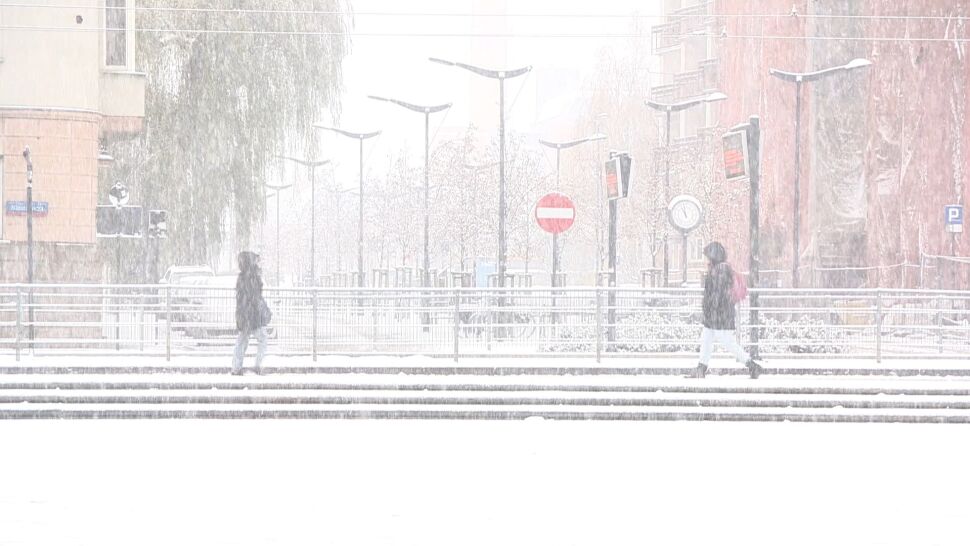 Przyszła zima, spadł śnieg. W części Polski obowiązują ostrzeżenia IMGW