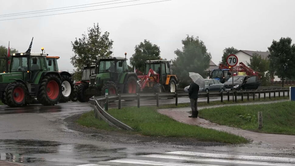 Rolnicy blokują drogi. Chcą rozmowy z premierem